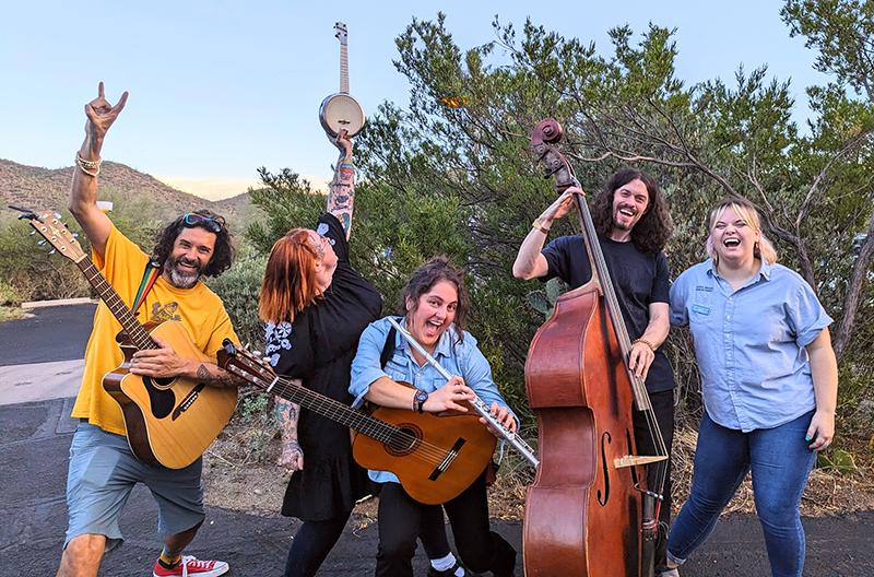 的 Desert Museum Family Band smiling and posing with musical instruments. From left to right: Kyleigh, Eli, Michelle, Syndenn, and Mr. 自然